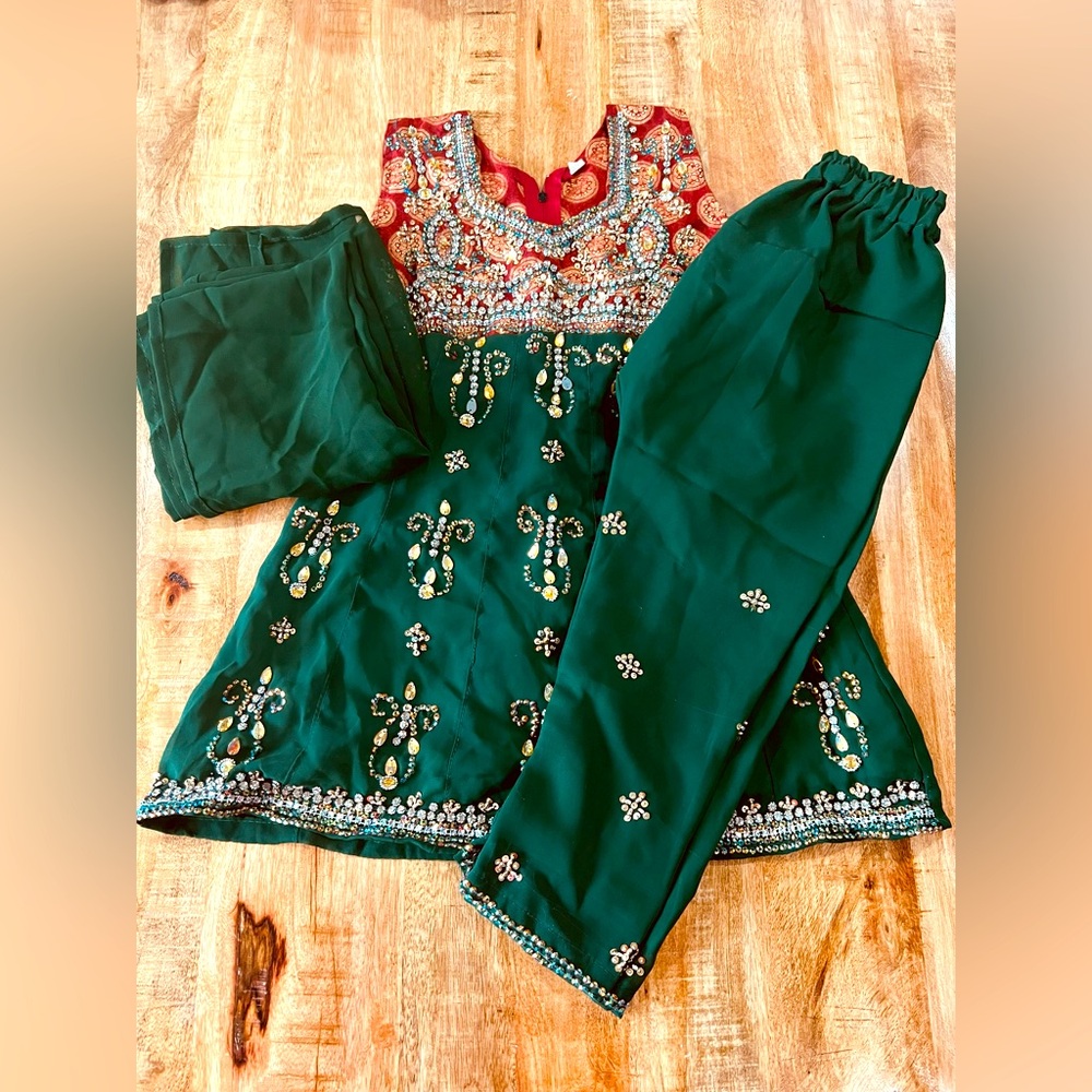 Beautiful party wear suit. Won’t once for an hour only!
